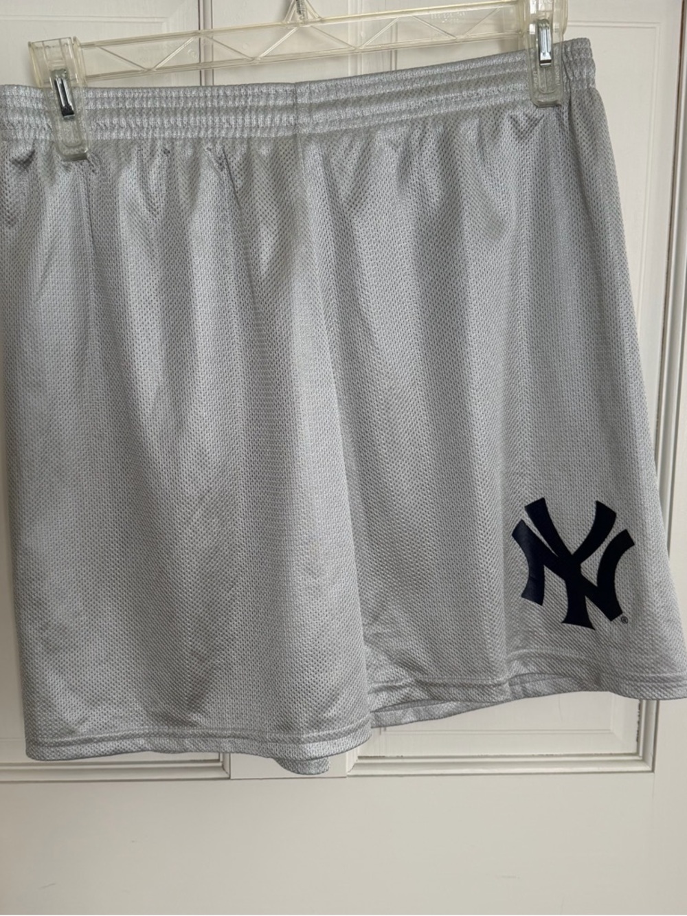 Boys MAJESTIC MLB NY YANKEES Logo Grey Mesh Drawstring Shorts Size Medium